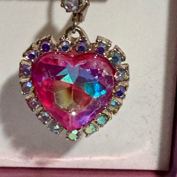 Betsey Johnson Heart Crystal Earrings NIB - Picture 2 of 3